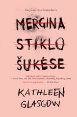 Mergina stiklo šukėse