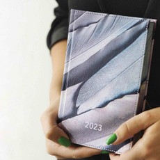 Darbo knyga kietu eko odos viršeliu SIDABRINĖ GULBĖ 2023 (A6)