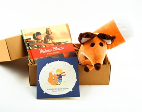 Mažasis dovanų rinkinys MAŽASIS PRINCAS nr. 2: filmo istorijos knygelė + pliušinė lapė + atvirukas: tu visada būsi mano draugas (pridedama NEMOKAMAI!) dailioje dėžutėje