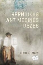 Berniukas ant medinės dėžės Berniukas ant medinės dėžės