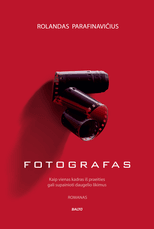FOTOGRAFAS. Šiaulietiško slengo prisodrinta istorija apie fotografų gildijos užkulisius, detektyvu virtusias erotinio kadro paieškas ir vyriškos širdies klystkelius FOTOGRAFAS. Šiaulietiško slengo prisodrinta istorija apie fotografų gildijos užkulisius, detektyvu virtusias erotinio kadro paieškas ir vyriškos širdies klystkelius