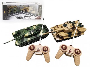 Du nuotolinio valdymo (R/C) tankai — kovos rinkinys