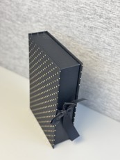 Knygos.lt PREMIUM dovanų dėžutė su taškeliais, juoda (vienai knygai)