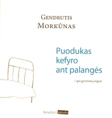 Puodukas kefyro ant palangės