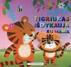Tigriukas išdykauja su mama