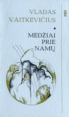 Medžiai prie namų