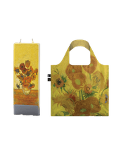 Dovanų rinkinys Žvakė FLATYZ „Vincent van Gogh – Vase with Fifteen Sunflowers“, 15 cm + LOQI pirkinių krepšys „VINCENT VAN GOGH Sunflowers Recycled Bag“