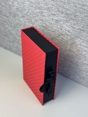 Knygos.lt PREMIUM dovanų dėžutė su taškeliais, raudona (vienai knygai)