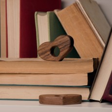 Knygos puslapių laikiklis ŠIRDELĖ (dydis S)