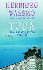 Tora. Namas su akla stiklo veranda