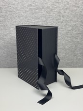 Knygos.lt PREMIUM dovanų dėžutė su taškeliais (dviem knygoms)