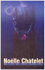 Moteris mėlynais drabužiais