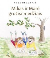 Mikas ir Marė grožisi medžiais